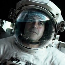 Gravity: George Clooney nello spazio in una scena del film