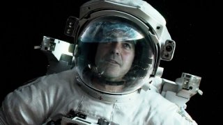 Gravity: George Clooney nello spazio in una scena del film