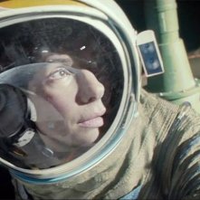 Gravity: Sandra Bullock fluttua nello spazio in una scena