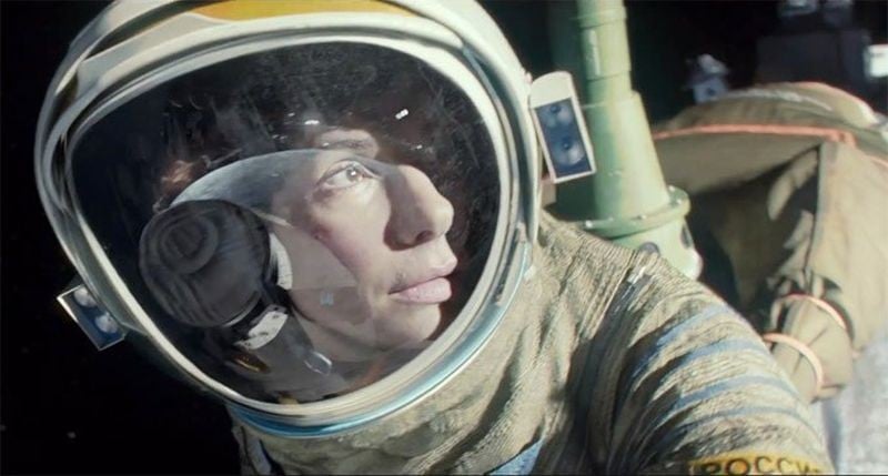 Gravity: Sandra Bullock fluttua nello spazio in una scena