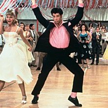 John Travolta e Olivia Newton-John in una scena del film Grease