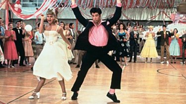 John Travolta e Olivia Newton-John in una scena del film Grease