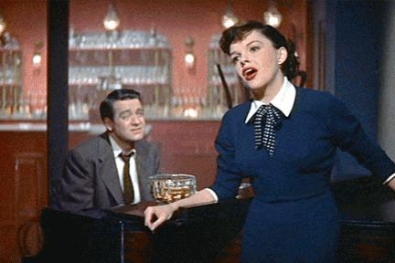 Judy Garland in una scena del film È nata una stella