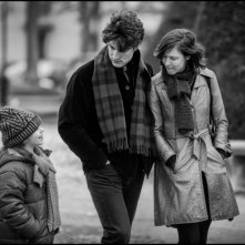 La jalousie: Louis Garrel e Anna Mouglalis in una scena del film in b/n