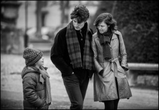 La jalousie: Louis Garrel e Anna Mouglalis in una scena del film in b/n