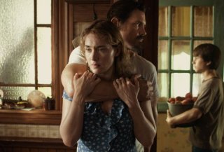 Labor Day: Kate Winslet in una scena con Josh Brolin e Gattlin Griffith