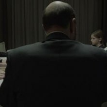 Miss Violence: riunione di famiglia intorno al tavolo in una scena del film