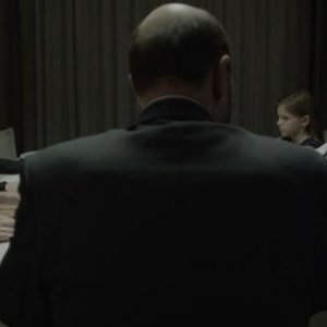 Miss Violence: riunione di famiglia intorno al tavolo in una scena del film