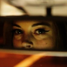 The Canyons: lo sguardo di Lindsay Lohan si riflette nello specchietto retrovisore in una scena