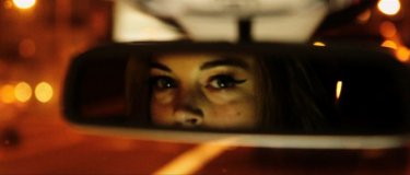 The Canyons: lo sguardo di Lindsay Lohan si riflette nello specchietto retrovisore in una scena