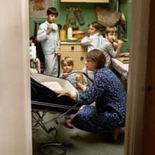 Walesa. Man of Hope: Agnieszka Grochowska è Danuta Walesa con i cinque figli in una scena del film