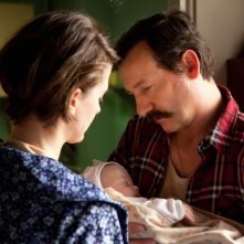 Walesa. Man of Hope: Robert Wieckiewicz insieme a Agnieszka Grochowska in una tenera scena