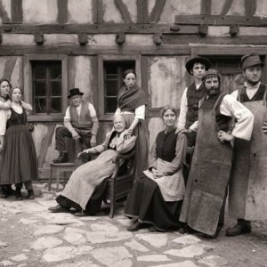 Die andere Heimat: una scena in bianco e nero di gruppo tratta dal film