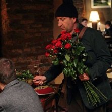 L'Intrepido: Antonio Albanese vende rose nei ristoranti in una scena tratta dal film