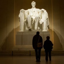 Philomena: Judi Dench e Steve Coogan (di spalle) in una scena del film