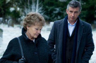 Philomena: Judi Dench insieme a Steve Coogan in una scena del film