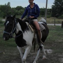 Pine Ridge: la regista del film Anna Eborn a cavallo sul set