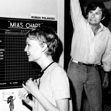 Roman Polanski con Mia Farrow sul set di Rosemary's Baby - l'attrice teneva in roulotte delle lavagnette sulle quali segnava una 'pagella' sui membri della troupe.