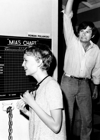Roman Polanski con Mia Farrow sul set di Rosemary's Baby - l'attrice teneva in roulotte delle lavagnette sulle quali segnava una 'pagella' sui membri della troupe.