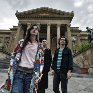 Summer '82 when Zappa came to Sicily: Diva e Dweezil Zappa insieme al biografo Massimo Bossoli in una scena