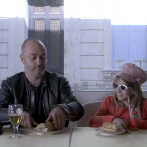 Je m'appelle Hmmm...: Douglas Gordon in una scena con Lou-Léila Demerliac