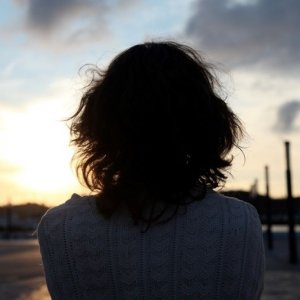 La vida después: María Renée Prudencio di spalle in una scena