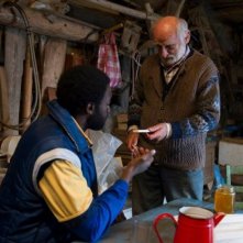 La prima neve: il protagonista Jean Christophe Folly in una scena con Peter Mitterrutzner