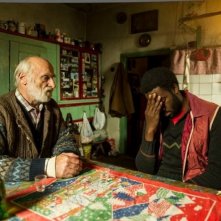 La prima neve: Jean Christophe Folly in una scena con Peter Mitterrutzner