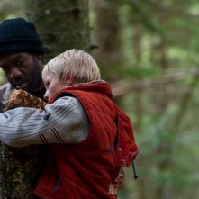 La prima neve: Jean Christophe Folly in una scena insieme al piccolo Matteo Marchel