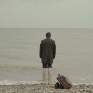 Still Life: Eddie Marsan di spalle in una scena