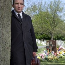 Still Life: Eddie Marsan in una scena del film