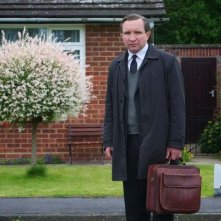 Still Life: Eddie Marsan in una scena tratta dal film
