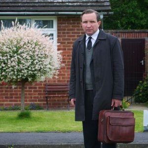Still Life: Eddie Marsan in una scena tratta dal film