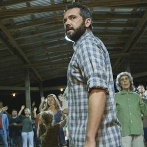 The Sacrament: Aj Bowen in una scena dell'horror