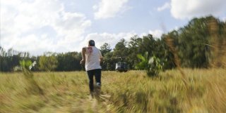The Sacrament: una concitata scena del film
