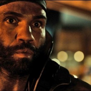 Conrad Pla in una scena di Riddick