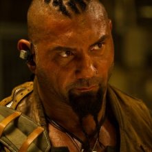 Dave Bautista in una scena di Riddick