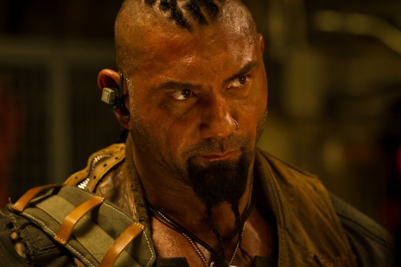 Dave Bautista in una scena di Riddick