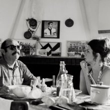 L'arbitro: Benito Urgu e Geppi Cucciari in una scena