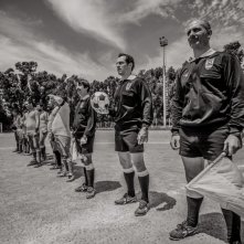 L'arbitro: Stefano Accorsi in una scena del film prima del calcio d'inizio