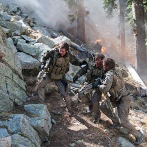 Lone Survivor: Taylor Kitsch, Mark Wahlberg e Emile Hirsch in una scena del fillm