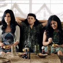 May in the Summer: Cherien Dabis in una scena con Alia Shawkat e Nadine Malouf