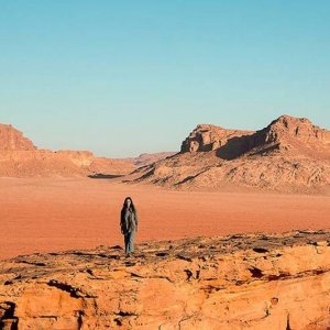 May in the Summer: la bella regista e interprete del film Cherien Dabis in una suggestiva scena