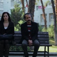 Nobody's Home: Ahu Türkpençe in una scena insieme a Sekvan Serinkaya