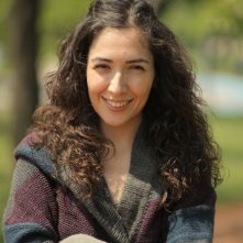 Nobody's Home: la regista del film Deniz Akçay Katiksiz sorride in una foto promozionale