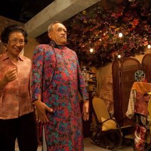 Rigor Mortis: Nina Paw con Chung Fat in una scena dell'horror