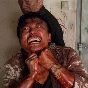 Rigor Mortis: Richard Ng tenta di salvarsi dal suo assalitore in una scena del film