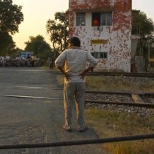 Siddhart: il protagonista Rajesh Tailang di spalle in una scena