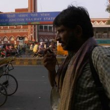 Siddhart: il protagonista Rajesh Tailang in una scena nei panni di un padre alla ricerca del figlioletto scomparso