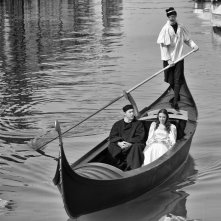 Venezia Salva: Roxana Kenjeva e David Riondino in una scena in b/n